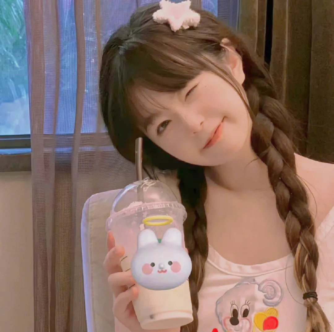 坐推土机的少女